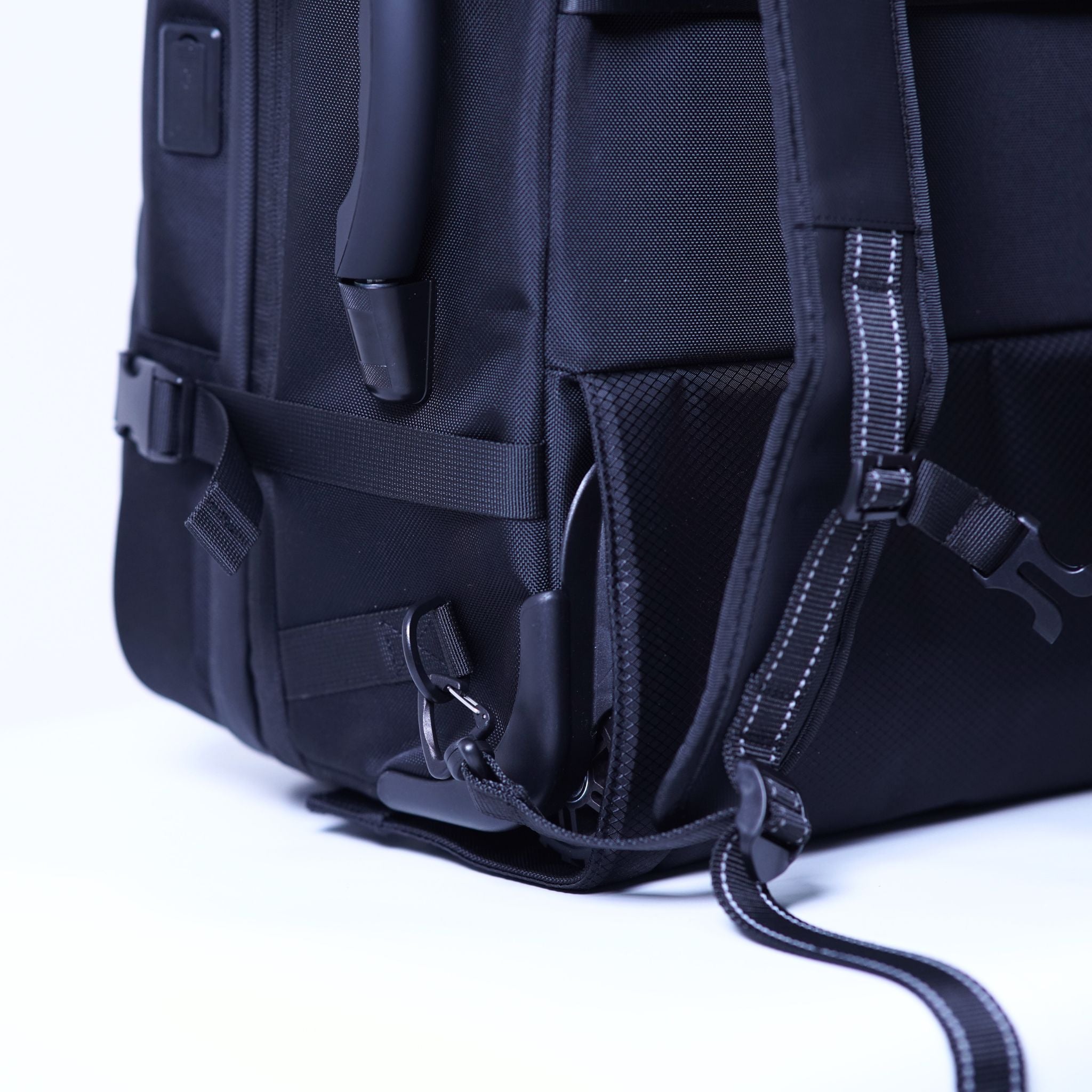 Side view of the MEGABACK Trolley Vacuum Backpack transitioning from trolley to backpack mode, with the compartment magnetically attached.